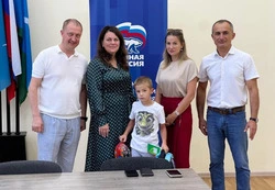 «Единая Россия» вручила рюкзаки анивским детям
