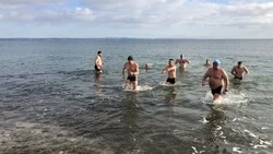 На анивском взморье провели массовую акцию закаливания