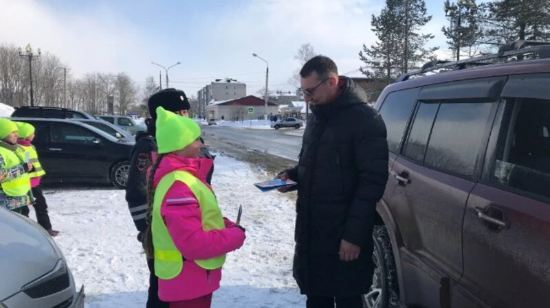 Анивские госавтоинспекторы поздравили мужчин