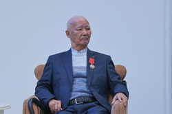 Губернатор поздравил с 90-летним юбилеем нивхского писателя Владимира Санги