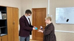 В Аниве наградили многодетную маму