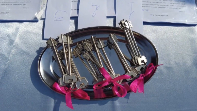 Семьи из Огоньков получили ключи от квартир