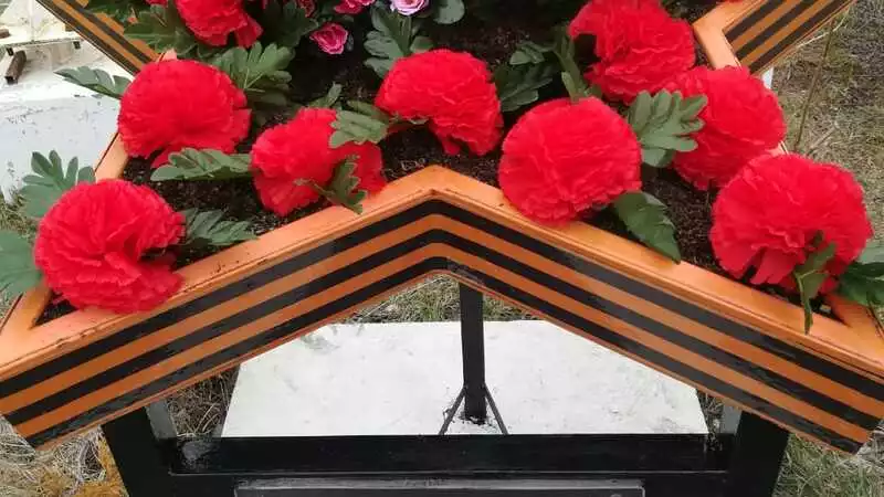 Троицкие библиотекари ухаживают за памятным знаком