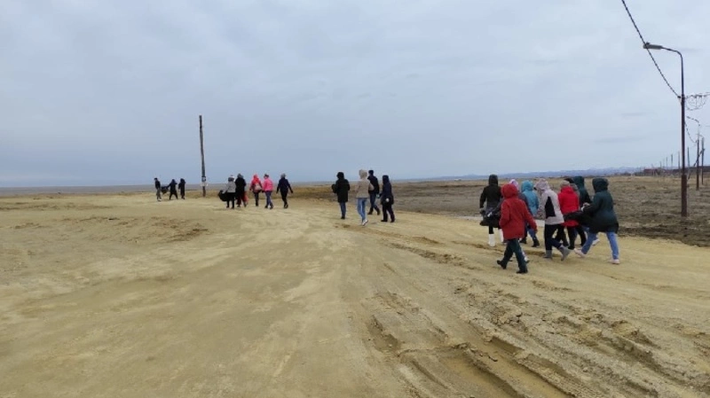 Ветреная погода не помешала провести уборку на анивском побережье