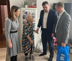 Депутаты-единороссы угостили ветеранов свежей навагой