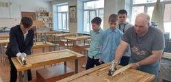 На уроках Фадеева школьники работают рубанками и управляют дронами