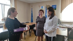 Одинокой маме троих детей Светлана Швец вручила ноутбук 