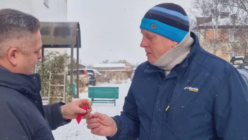 Земский учитель из Тараная получил ключи от служебной квартиры