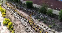 Возле второй анивской школы появился цветочный остров Сахалин
