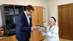 Артём Лазарев поздравил анивских юбиляров