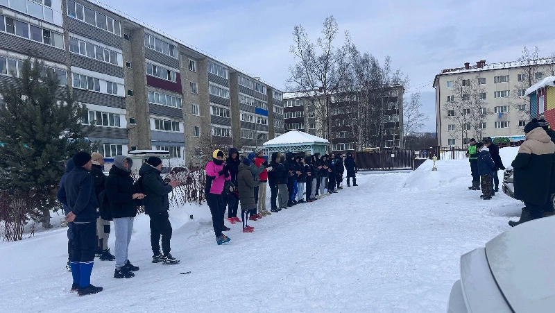 Наметённые ночной пургой сугробы не помешали открытию чемпионата по футболу нашего округа