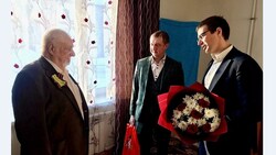 Артём Лазарев поздравил анивских ветеранов-блокадников