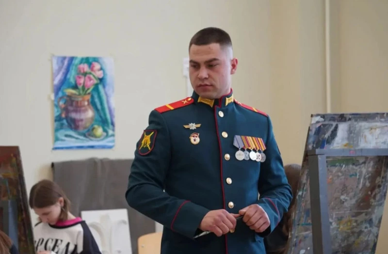 В детской школе искусств Анивы 18 февраля прошёл мастер-класс военного художника Артёма Журавлёва