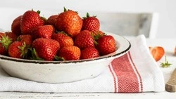 Спасет от жары этим летом: рецепт клубничного супа, который вы еще не пробовали 