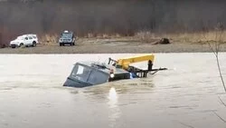 Посреди реки в КамАЗе