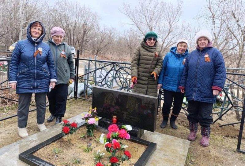 Анивчанки из группы «Мы и наш город» прибрались на могилах трёх анивских ветеранов