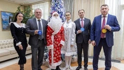 Губернатор и его команда исполнят новогодние мечты юных островитян