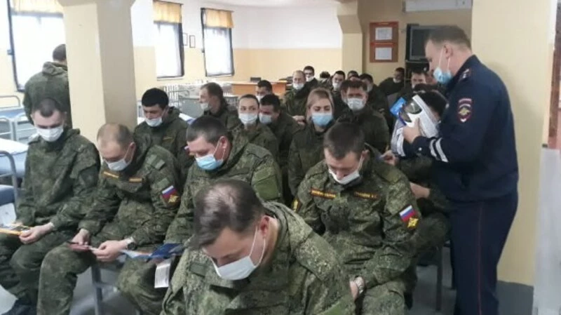 Профилактическая беседа с военнослужащими от ОГИБДД