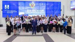 В День Конституции губернатор вручил паспорта юным сахалинцам и курильчанам