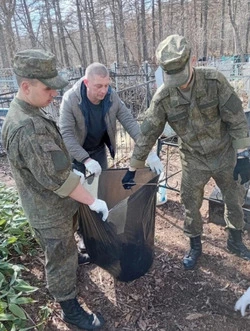 Павел Ромахин с военнослужащими привели в порядок ряд могил ветеранов