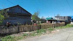 Воины пришли на помощь и обновили забор