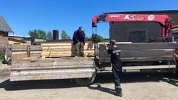 Анивским погорельцам помогли с ремонтом крыши
