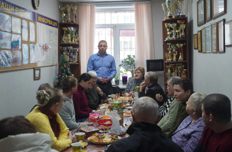 От администрации и Собрания «Викторию» с наступающим Новым годом  поздравил Павел Ромахин