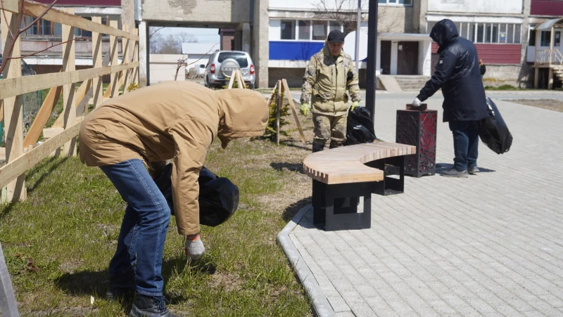 Специалисты администрации округа прибрались на общественной территории