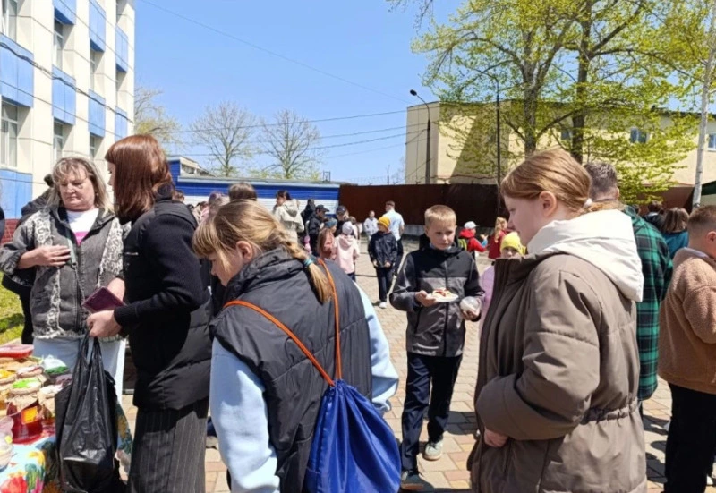Солнечным майским днём во второй школе провели благотворительную ярмарку