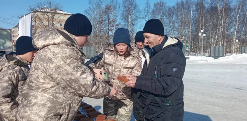Юные патриоты напомнили анивчанам про «Блокадный хлеб»