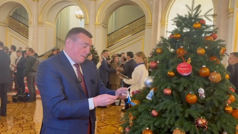 В декабре губернатору довелось не раз снимать символические шары  с «Ёлки желаний»