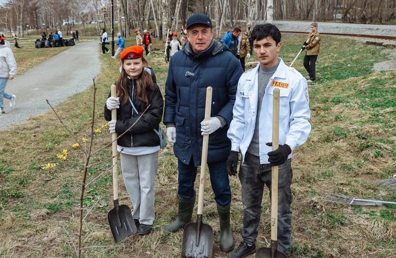 Первые, юнармейцы и бойцы студотрядов вместе с губернатором посадили деревья