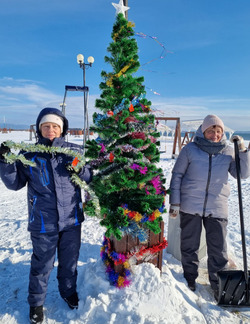 На анивском пляже теперь стоят две нарядные ёлочки