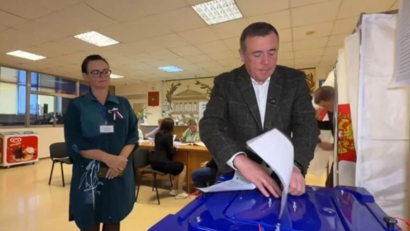 Губернатор Сахалинской области Валерий Лимаренко проголосовал на выборах в Госдуму