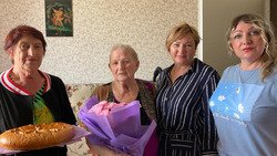 Женсовет поздравил жительницу Троицкого с 80-летием